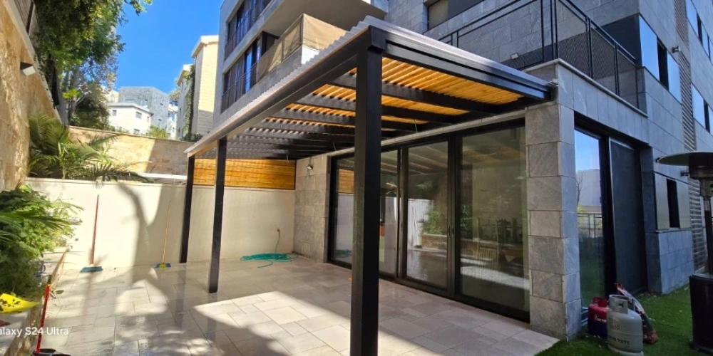 חיבור סלון לפרגולה